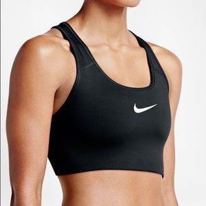 NIKE SWOOSH MEDIUM IMPACT SPORTS BRA
